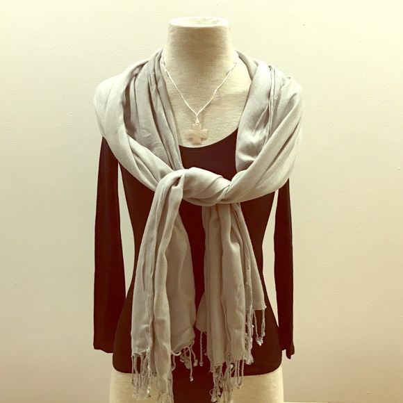 Unlisted Accessories - Light grey rectangular fringed Pashmina. Excellent used condition